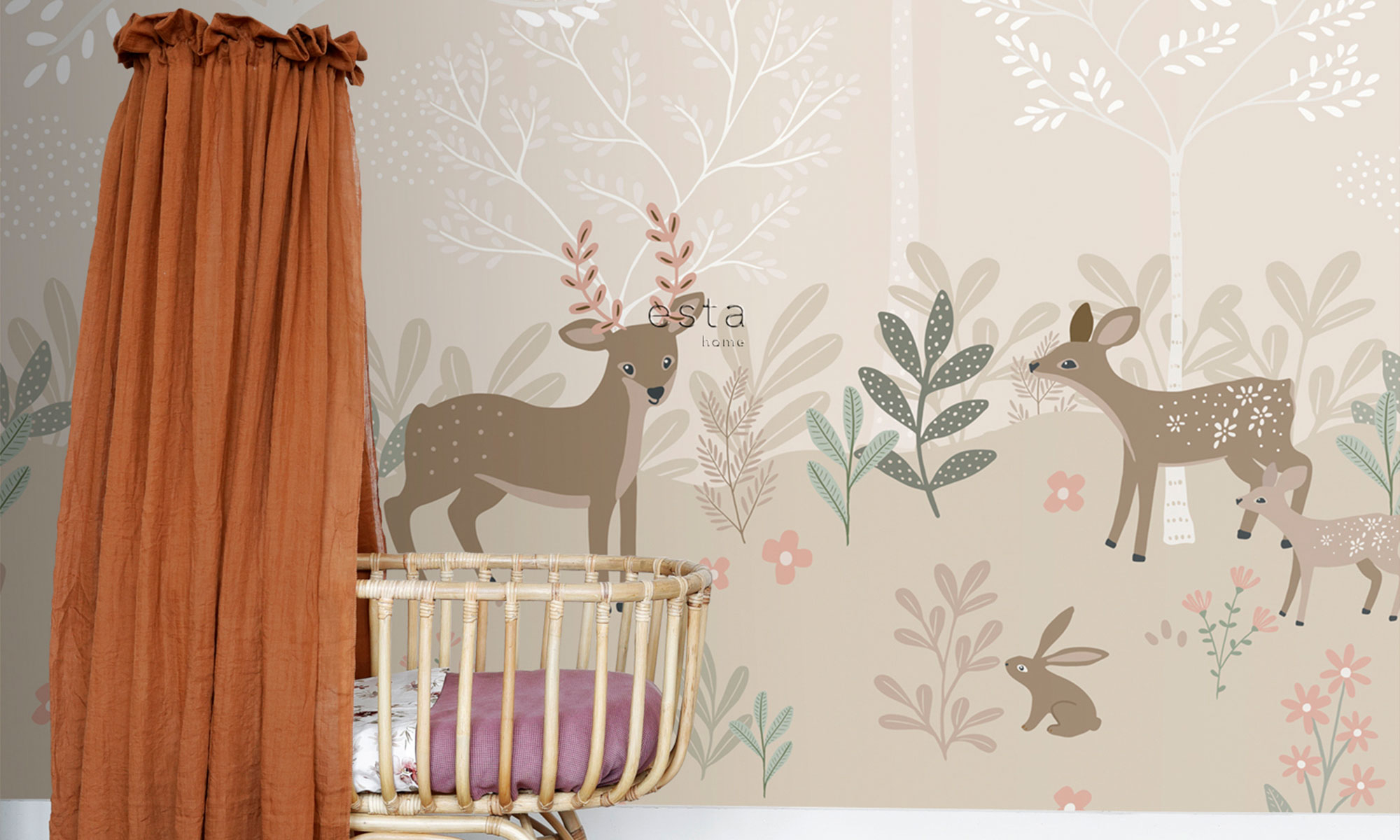 Liebevoll gestaltetes Babyzimmer mit Wandbild mit Rehen, Hasen, Blumen und sanften Naturfarben