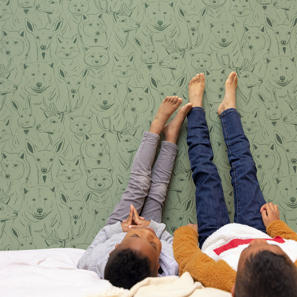 Grüne Kinderzimmer Tapete mit Waldtieren wie Bär, Fuchs und Hirsch