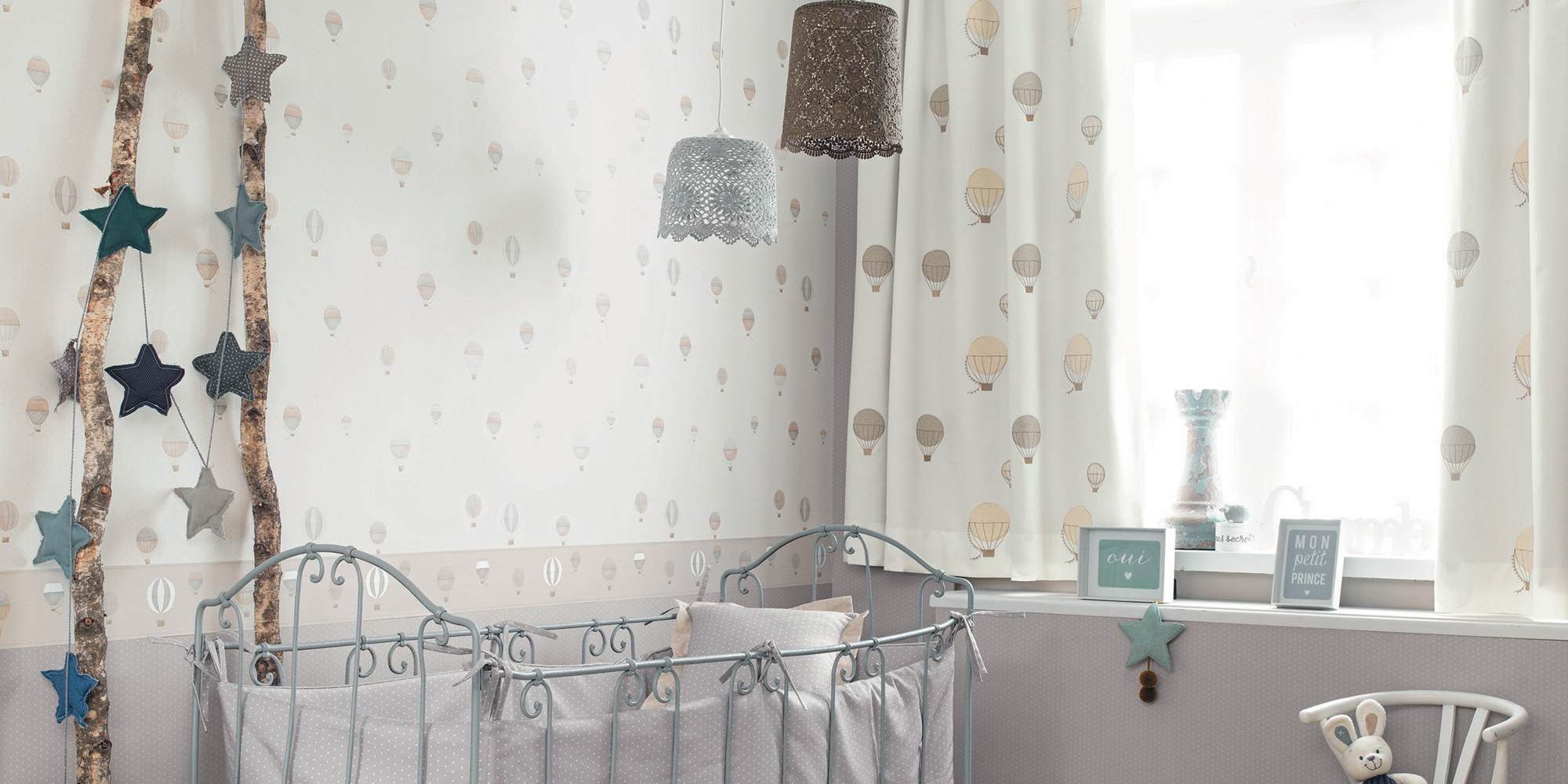 Weißer Fertigdekostoff mit beigen Heißluftballons.
