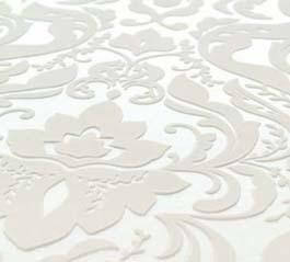Eine samtige Oberfläche und barocke Ornamente sind typisch für Velourtapeten. Eine weiße Velourtapete mit barocken Ornamenten und samtiger Oberfläche.