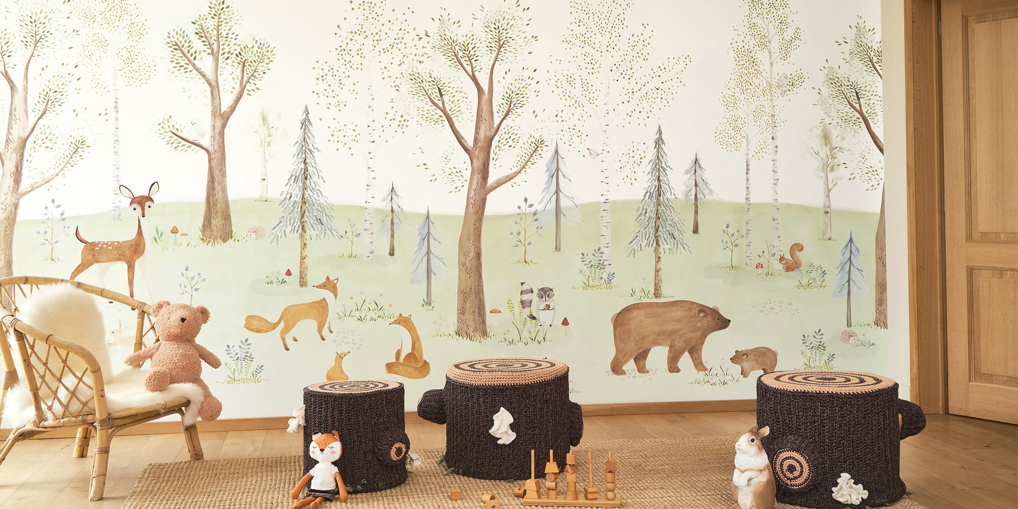 Wandbild für Kinder mit einem Wald und Waldtieren wie Füchsen, Bären, Eichhörnchen und Rehen.