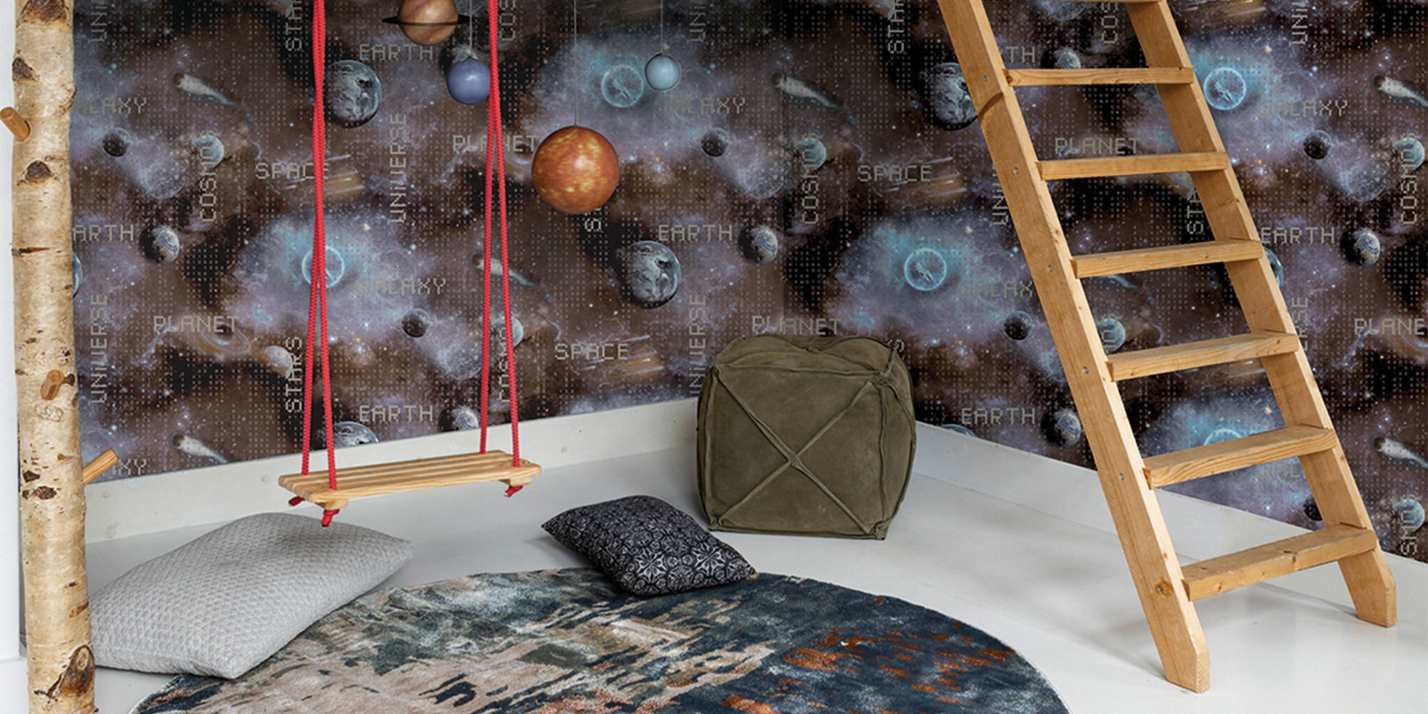 Diese Weltalltapete verwandelt die Wände im Kinderzimmer in unendlich weite Galaxien.