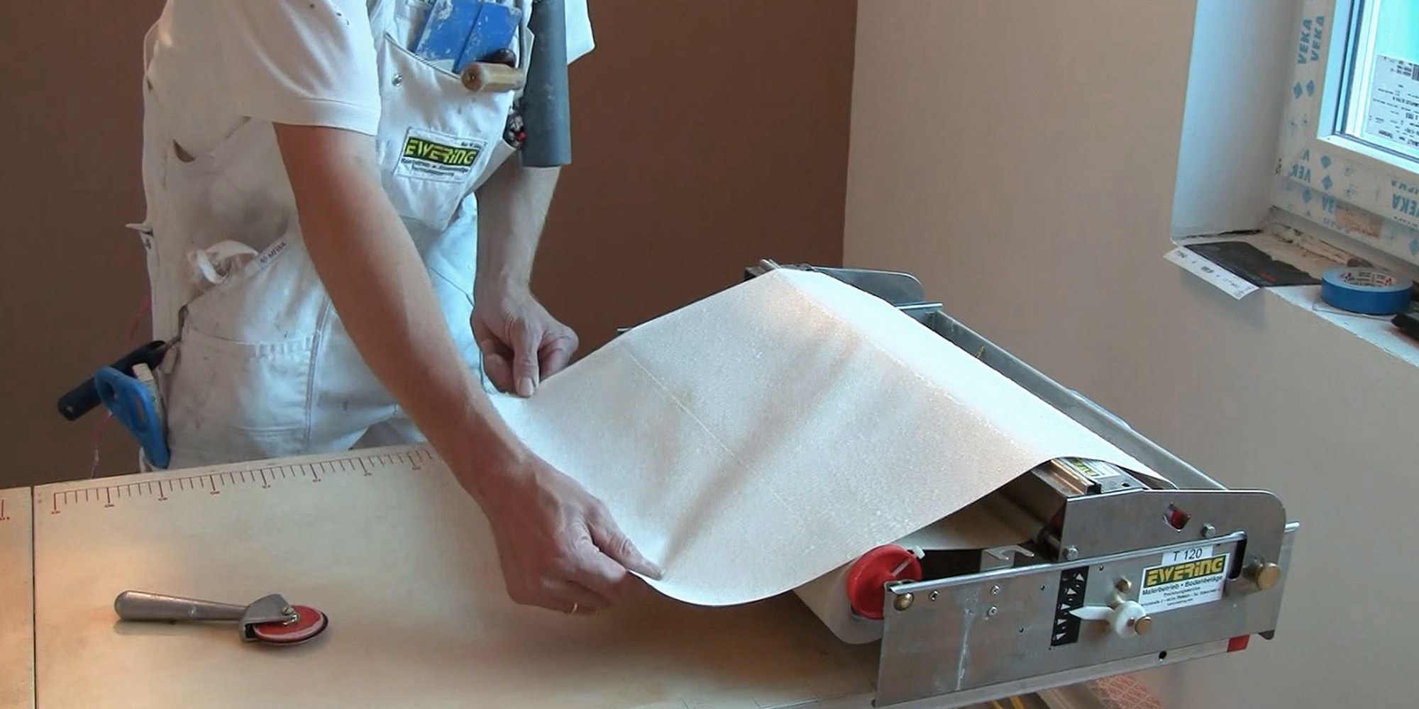 Mit einer Kleistermaschine können Papiertapeten vorgekleistert werden. Papiertapeten können mit einer Kleistermaschine vorgekleistert werden.