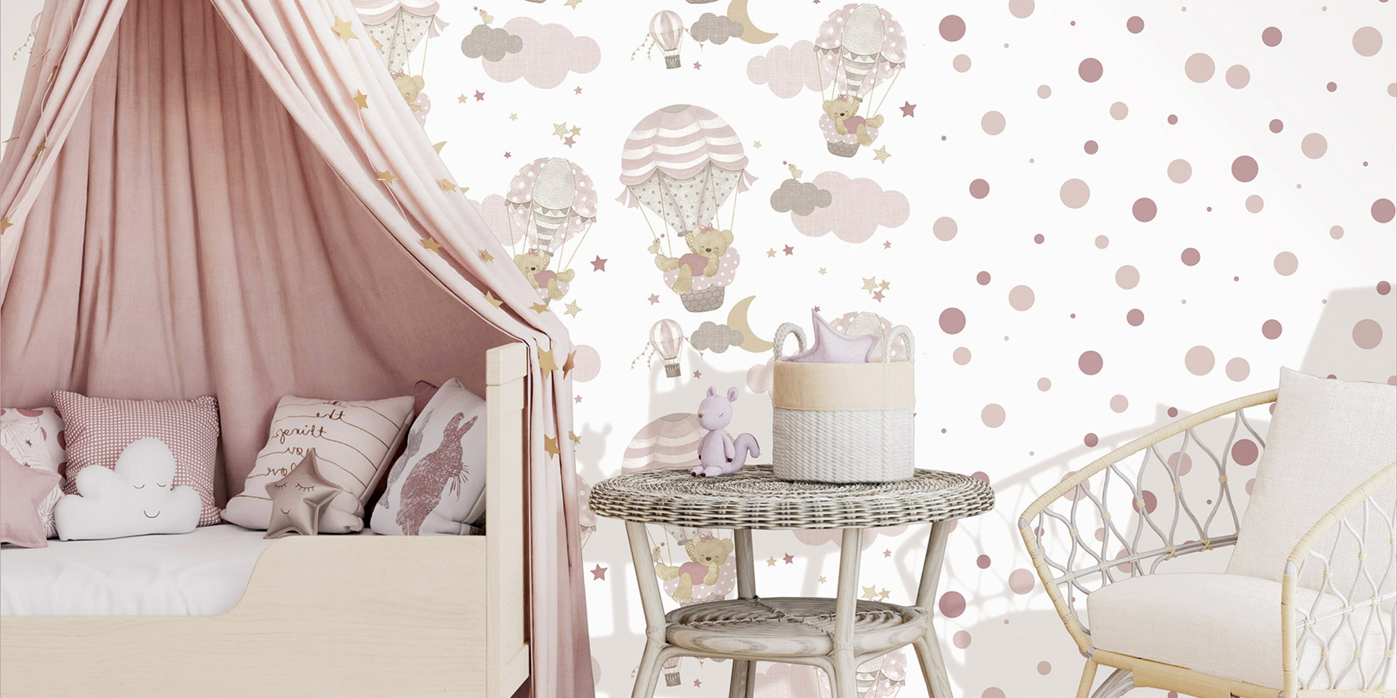 Wandgestaltung im Kinderzimmer mit einer rosa-weißen Mädchentapete mit Heißluftballons, Tieren und Punkten.