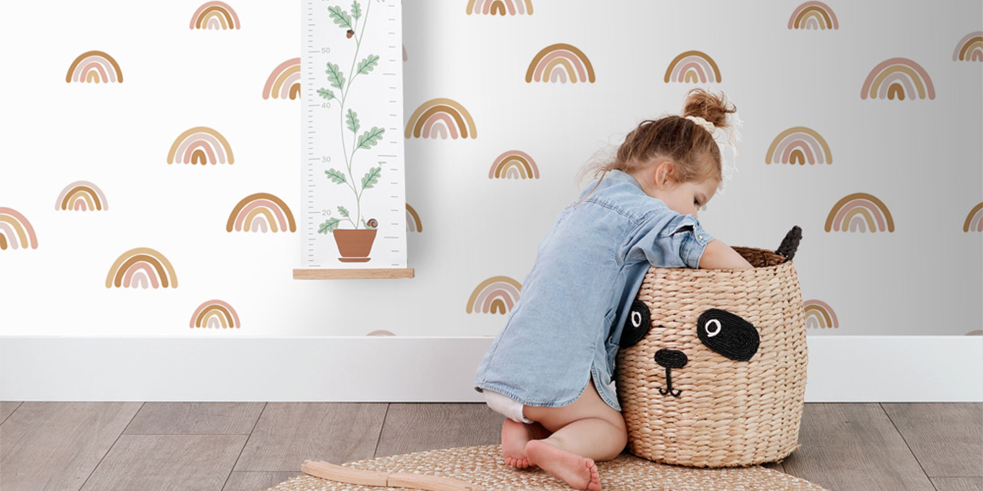 Regenbogentapete im Boho Style für das Mädchenzimmer.