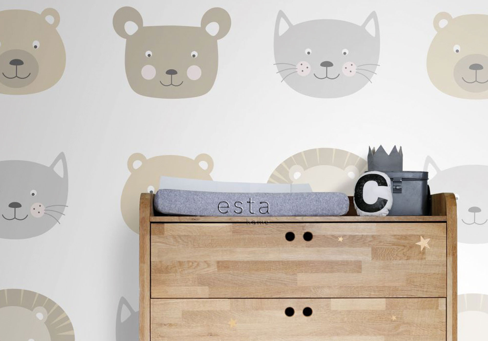Modernes Kinderzimmer mit heller Tiergesichter-Tapete mit Bären, Katzen und Löwen über einer Holzkommode