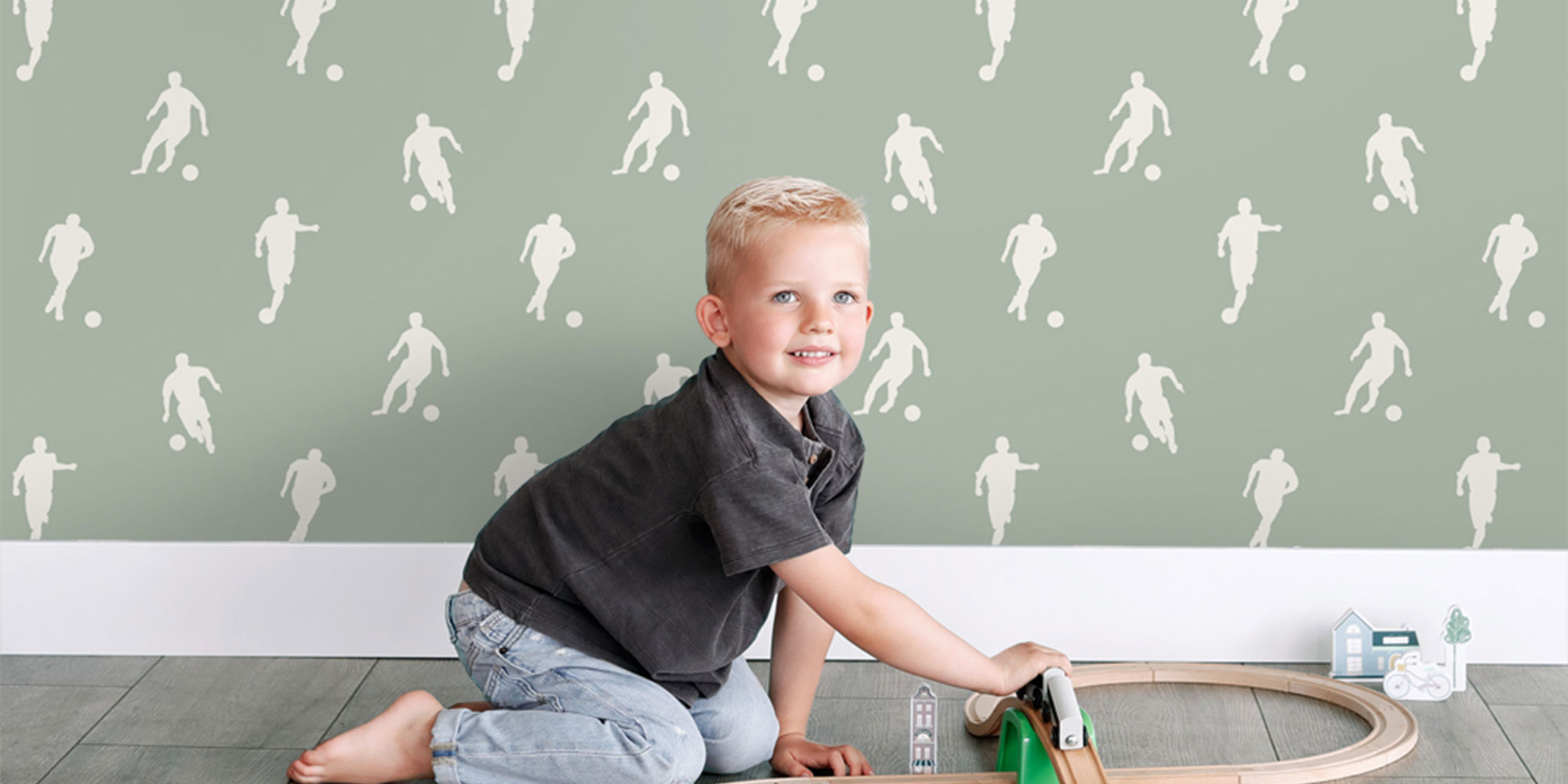 Mintgrüne Fußballtapete für das Kinderzimmer.