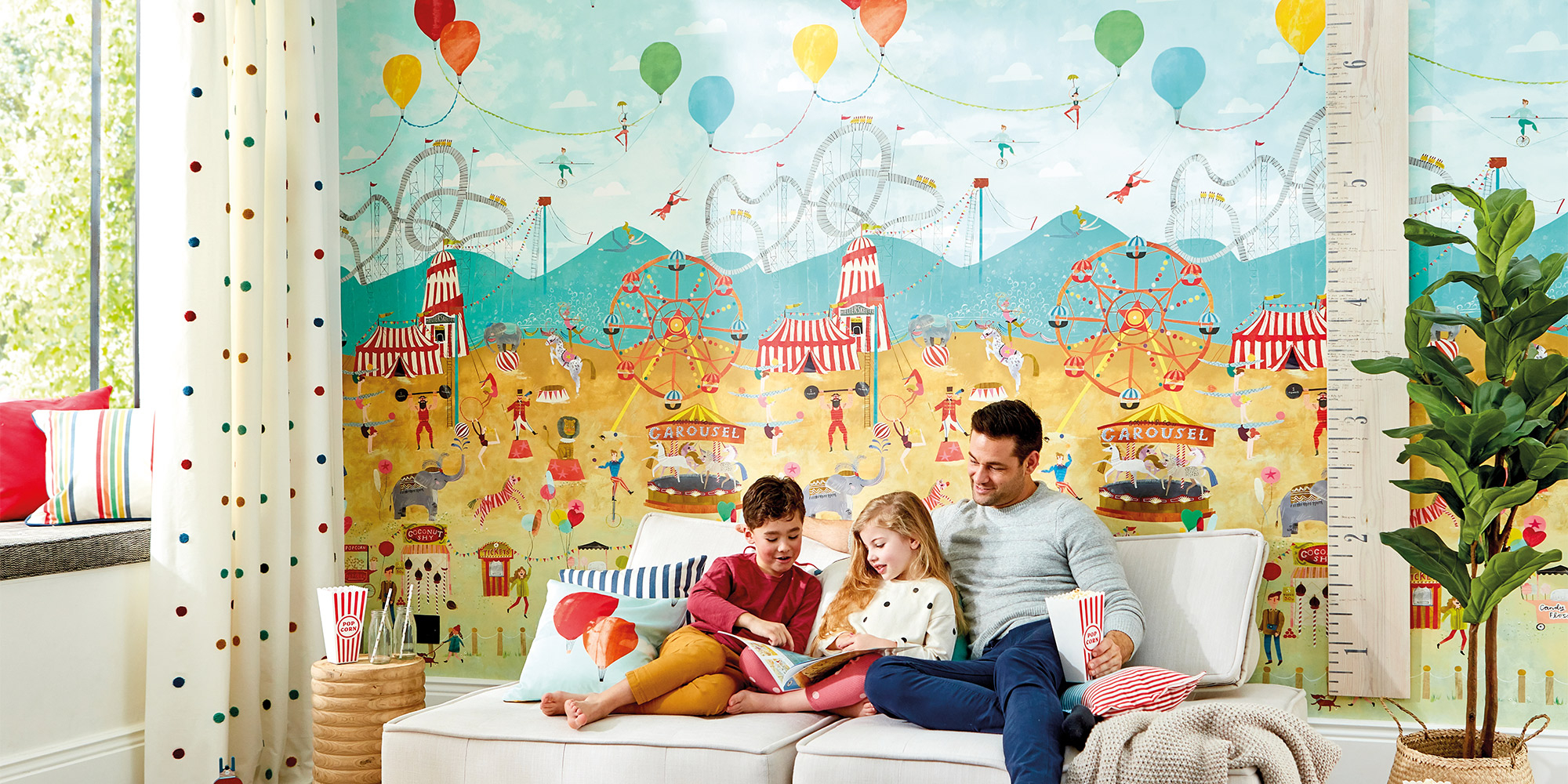 Wandbild mit bunten Kirmes und Zirkusmotiven für Abenteuer im Kinderzimmer.