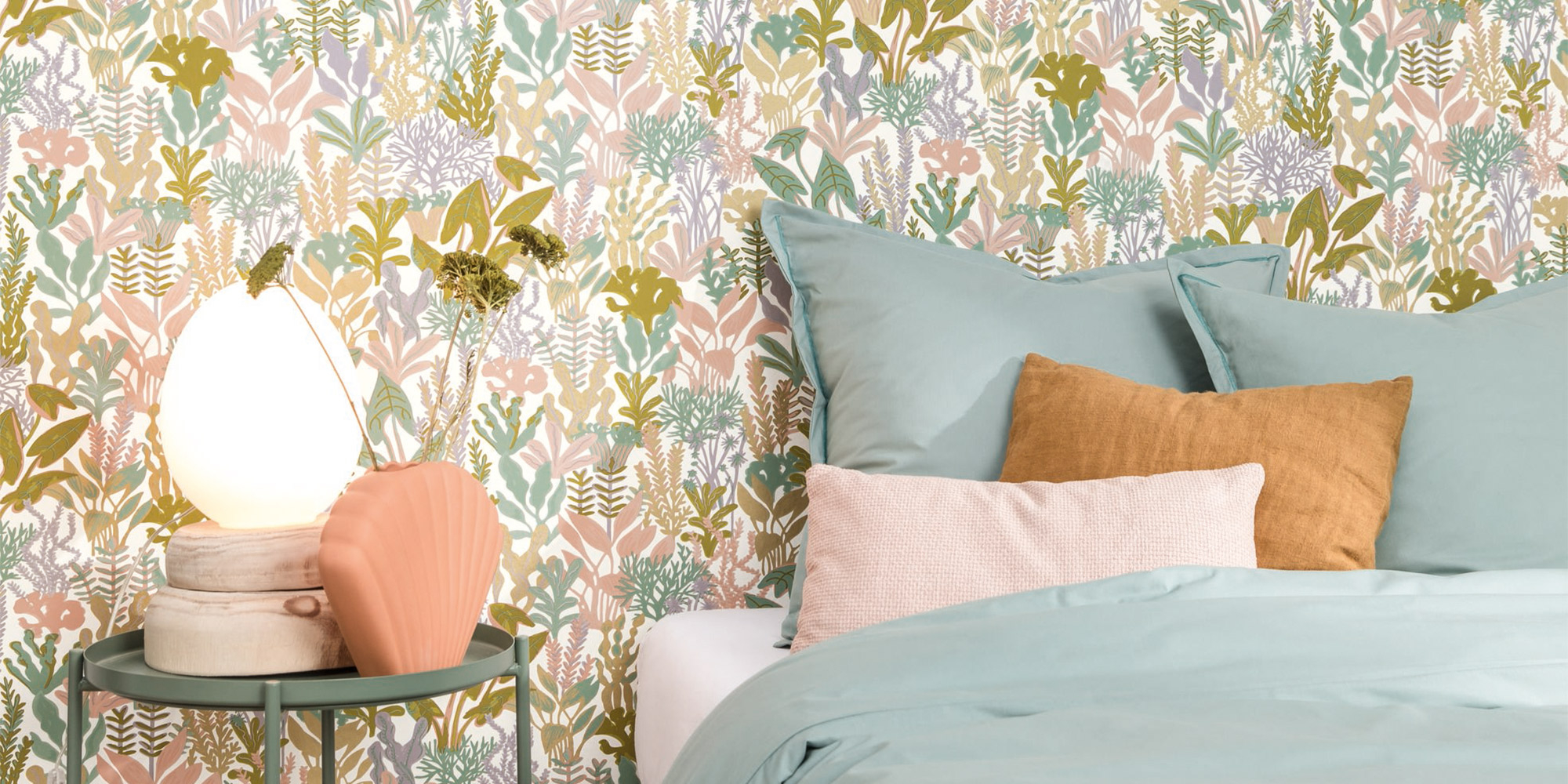 Blumentapete für Mädchen in zarten Pastellfarben