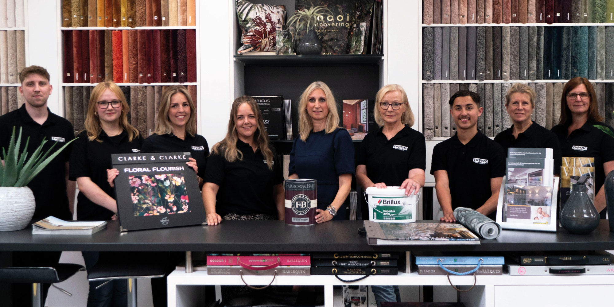 Teamfoto im Fachmarkt mit Mustern und Produkten - Beratung und Antworten auf haeufige Fragen