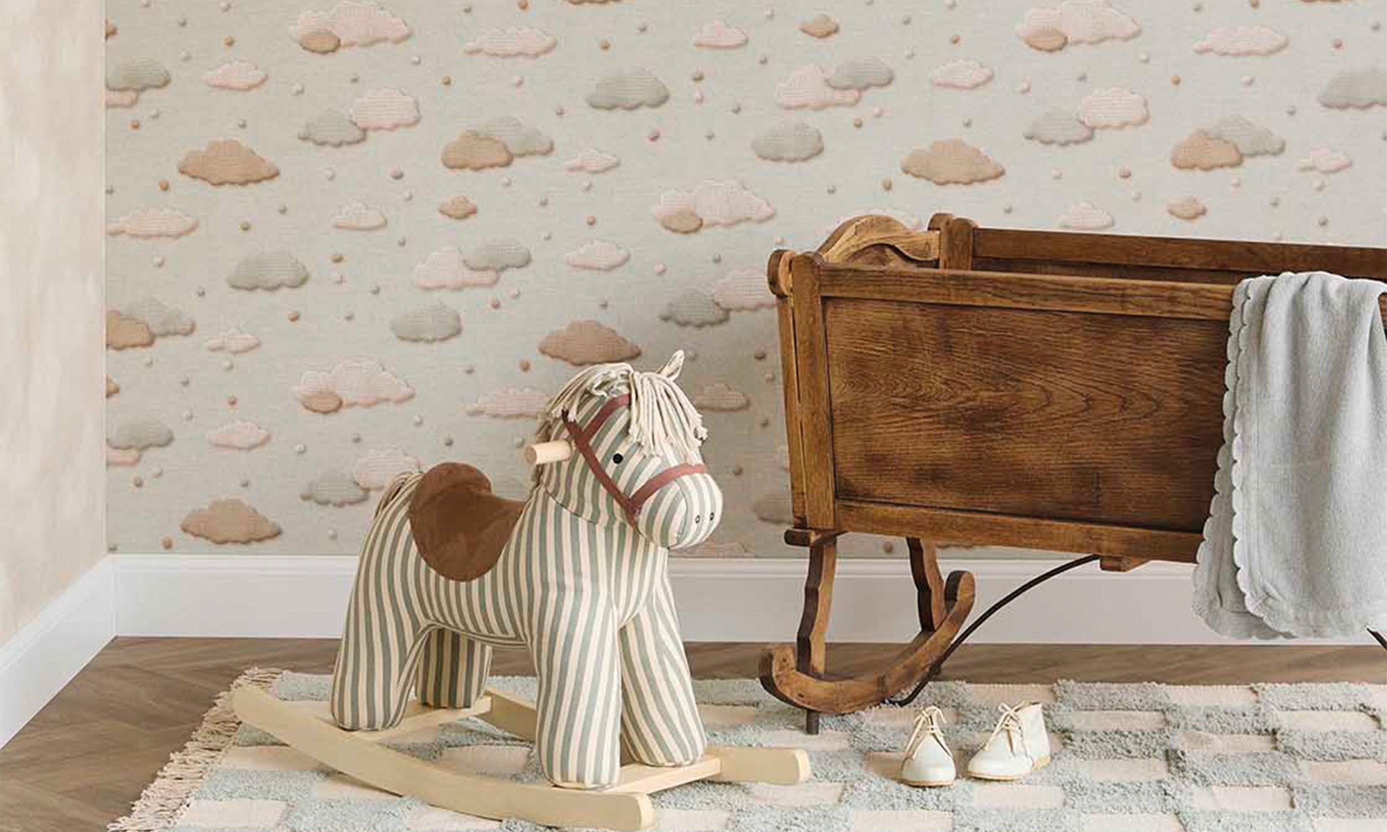 Gemütliches Babyzimmer mit sanfter Wolkentapete, antiker Holzwiege und gestreiftem Schaukelpferd