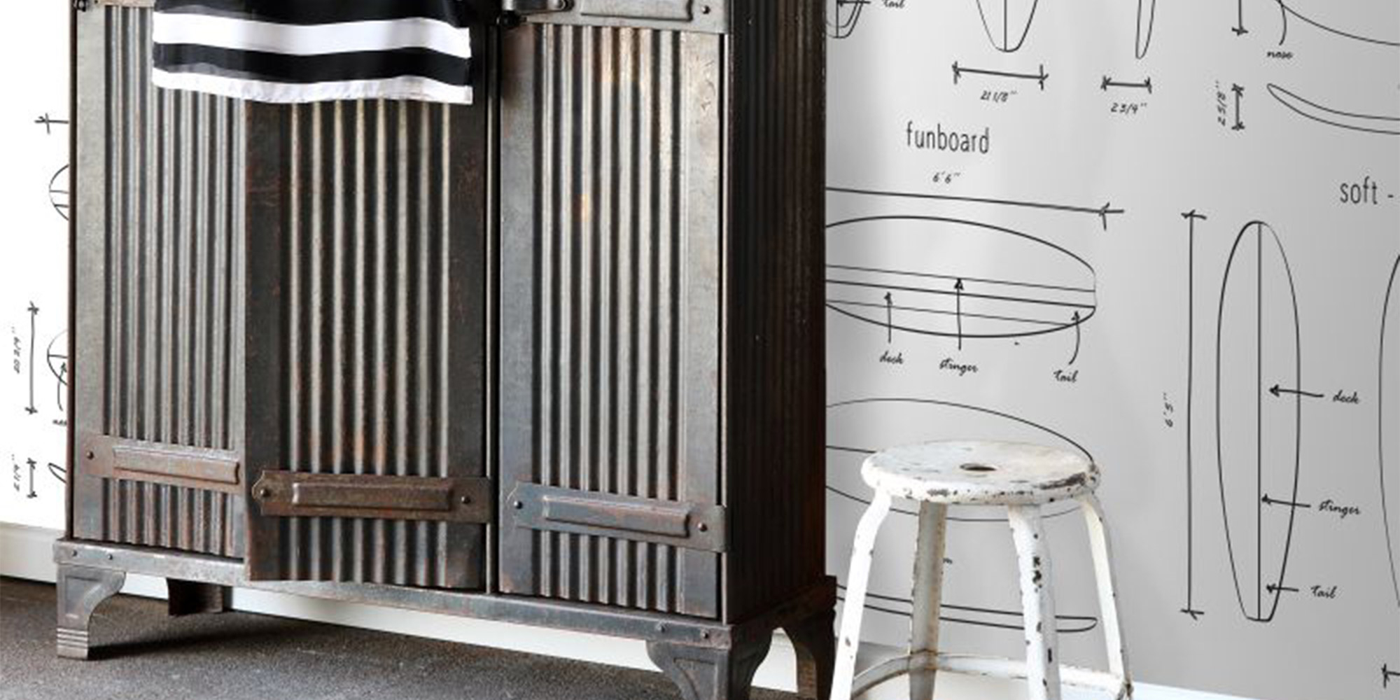 Maritime Tapete für das Jugendzimmer mit gezeichneten Schiffsplänen und Zechnungen von Booten.