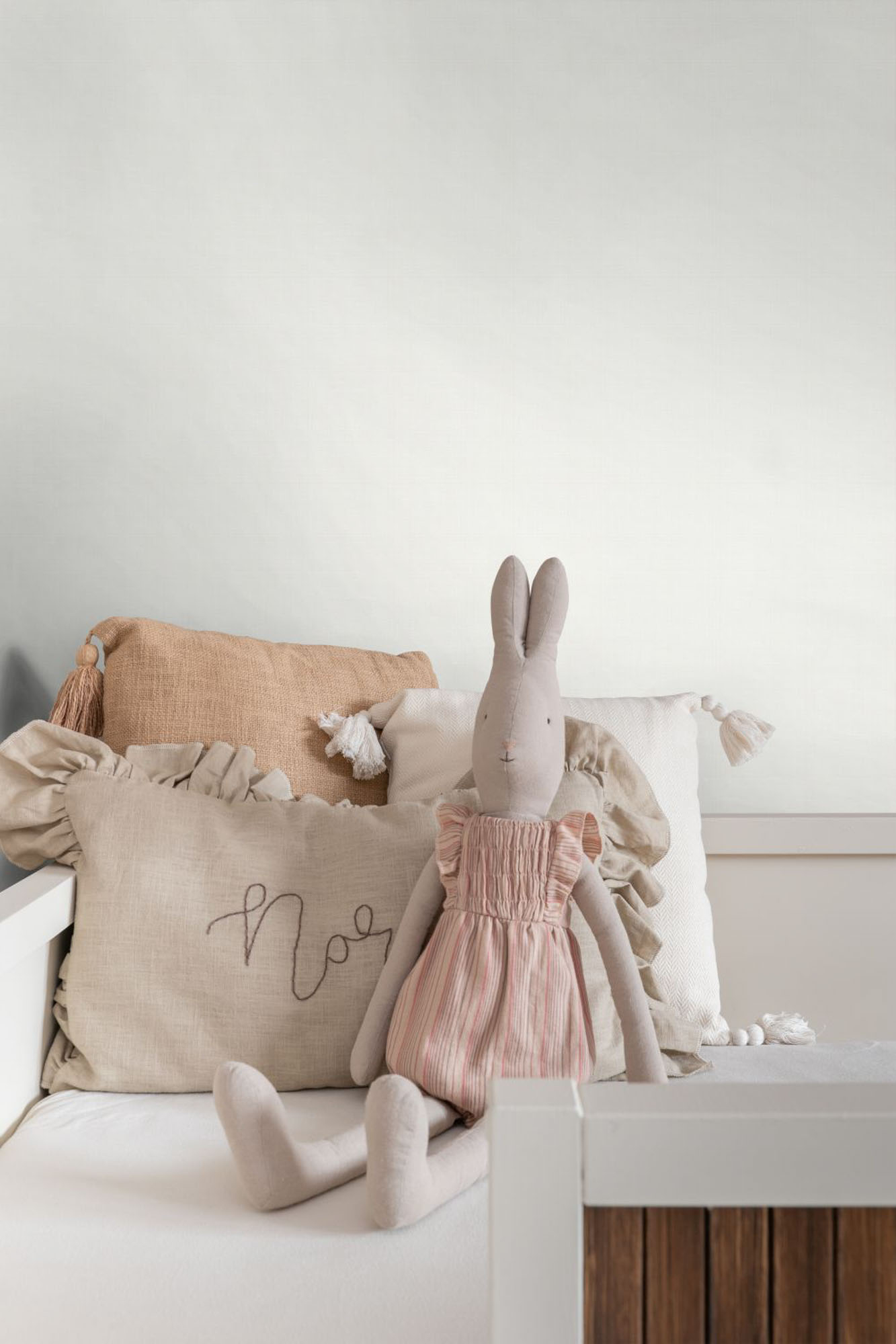 Non woven linen look wallpaper white 139022