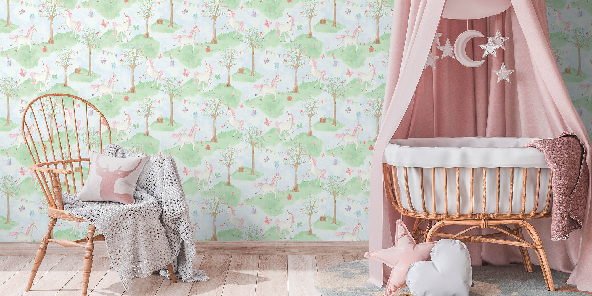 Wand im Babyzimmer mit grüner Kindertapete, verziert mit zauberhaften Waldmotiven für eine naturnahe Gestaltung.