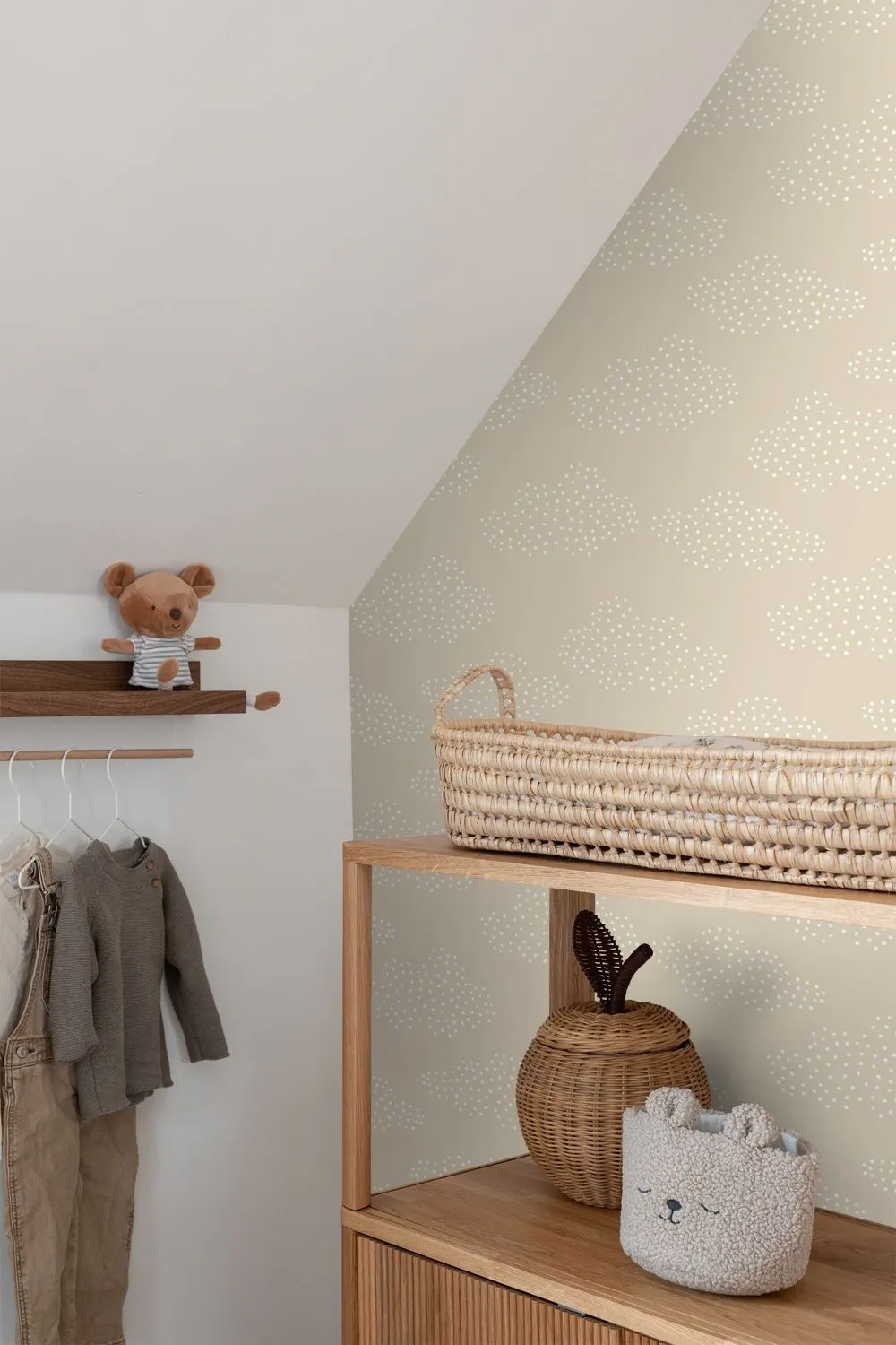 Wolkenmuster aus Punkten schlichte Vliestapete zart beige