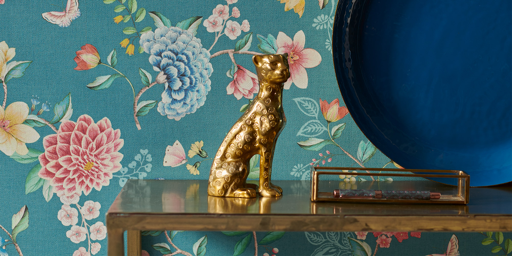 Petrolfarbene Blumentapete aus der Kollektion Pip Studio von Eijffinger, verziert mit detailreichen Blumenmustern für ein stilvolles Kinderzimmer.